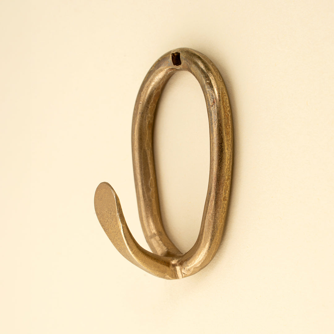 Luca Hook, Oval
